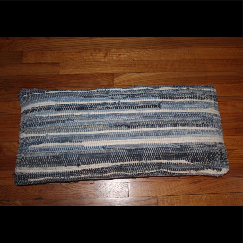 Decorative pillow md/long blue knit pattern
